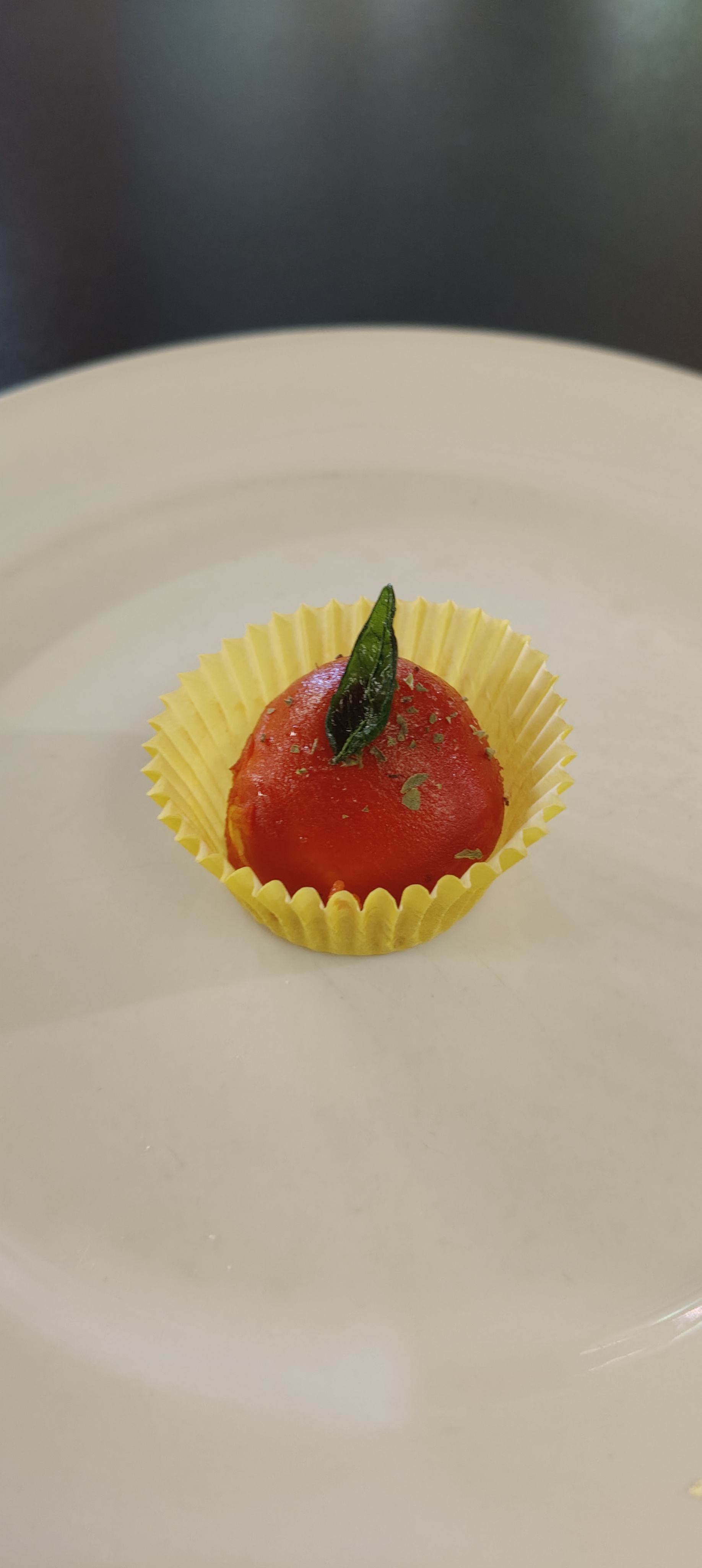 Mozzarelline con gelatina di pomodoro.