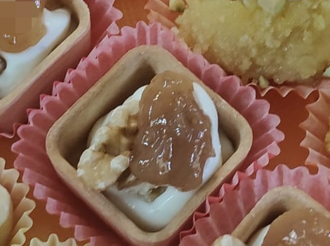 Tartina con crema di gorgonzola, noci, uva e marmellata di pere.